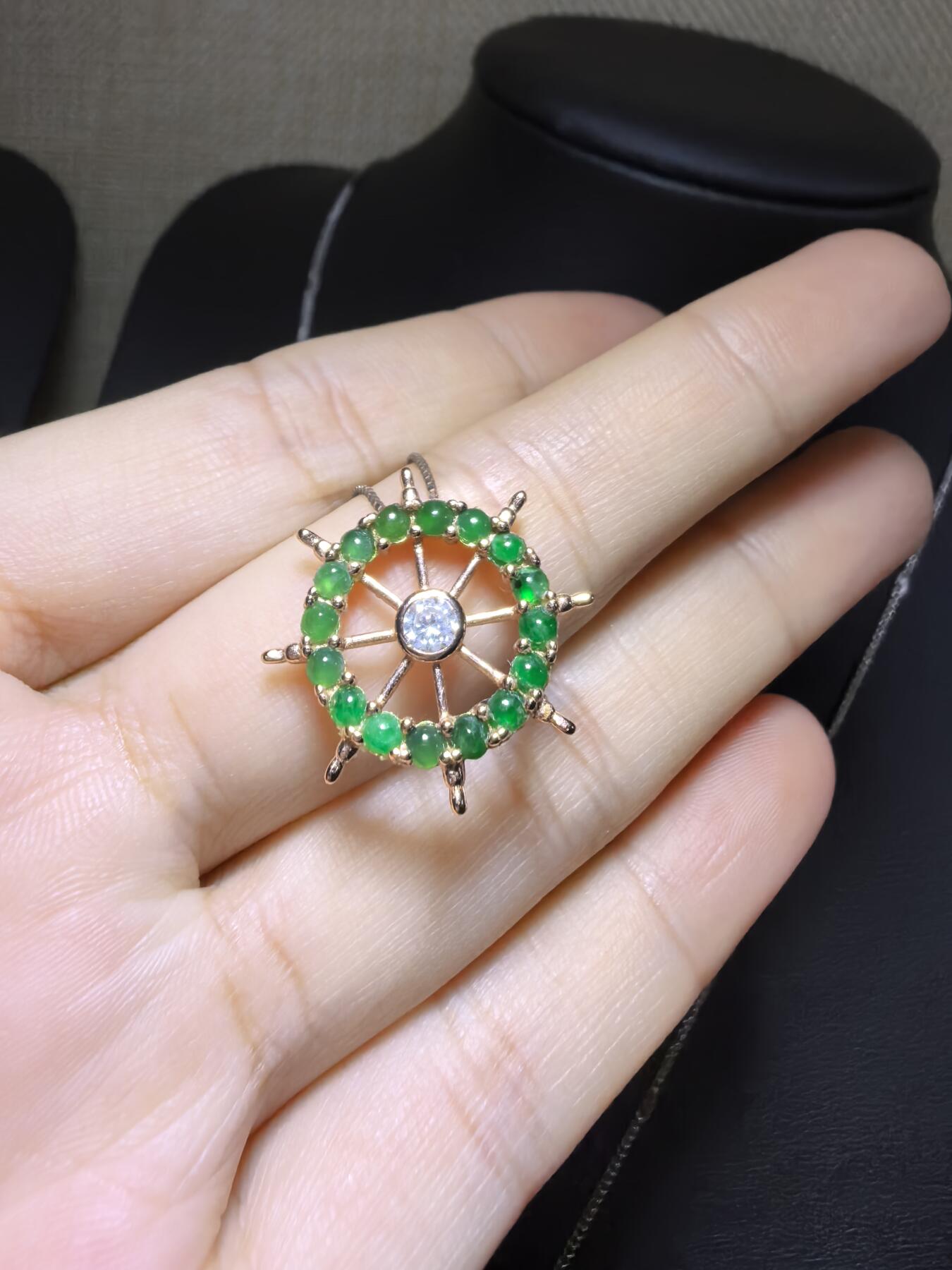 纯天然A货翡翠群镶吊坠挂件项链女款，裸石颗颗精选，胶质感十足，尺寸含镶嵌：2.1cm*0.4cm