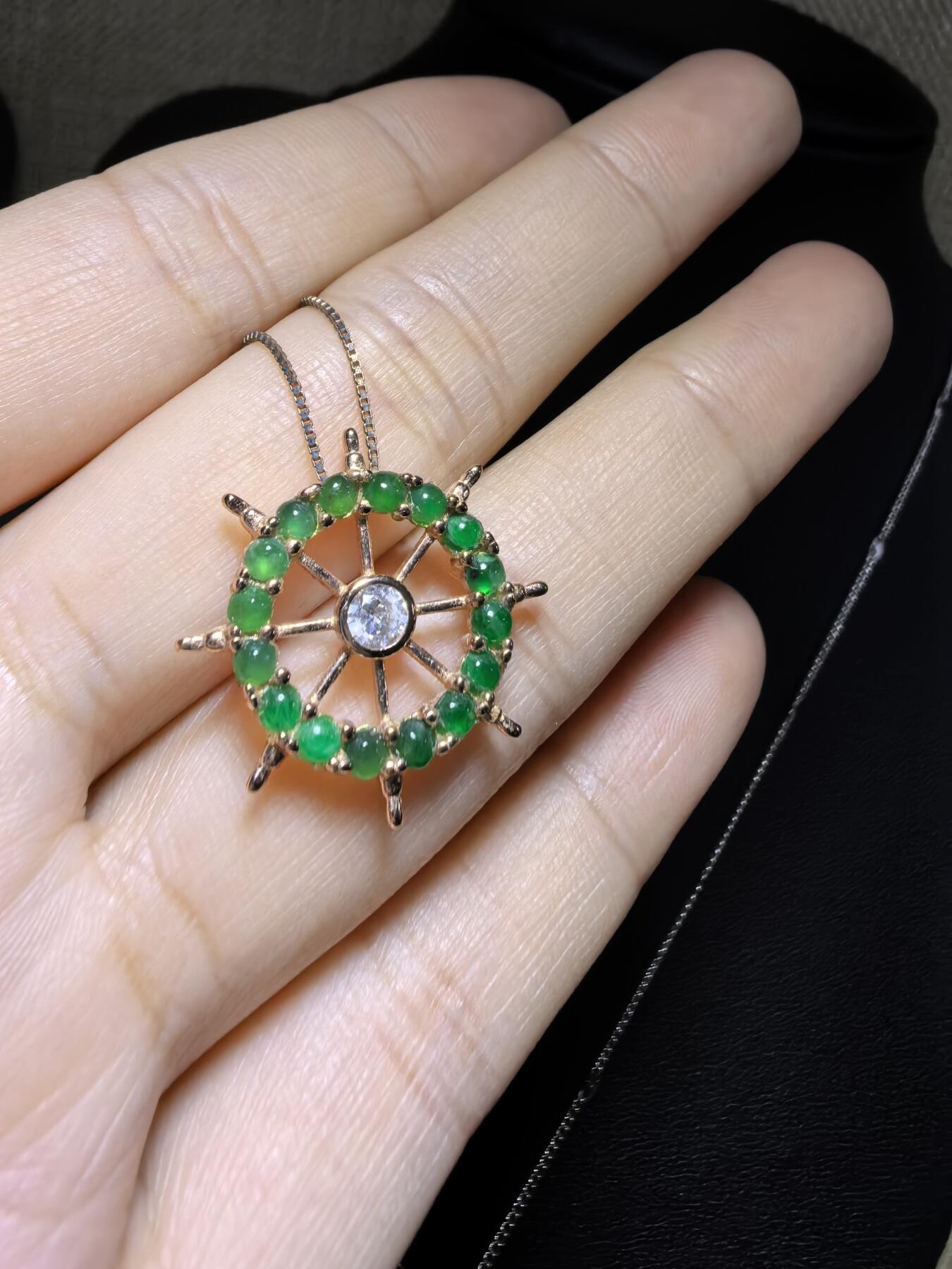 纯天然A货翡翠群镶吊坠挂件项链女款，裸石颗颗精选，胶质感十足，尺寸含镶嵌：2.1cm*0.4cm