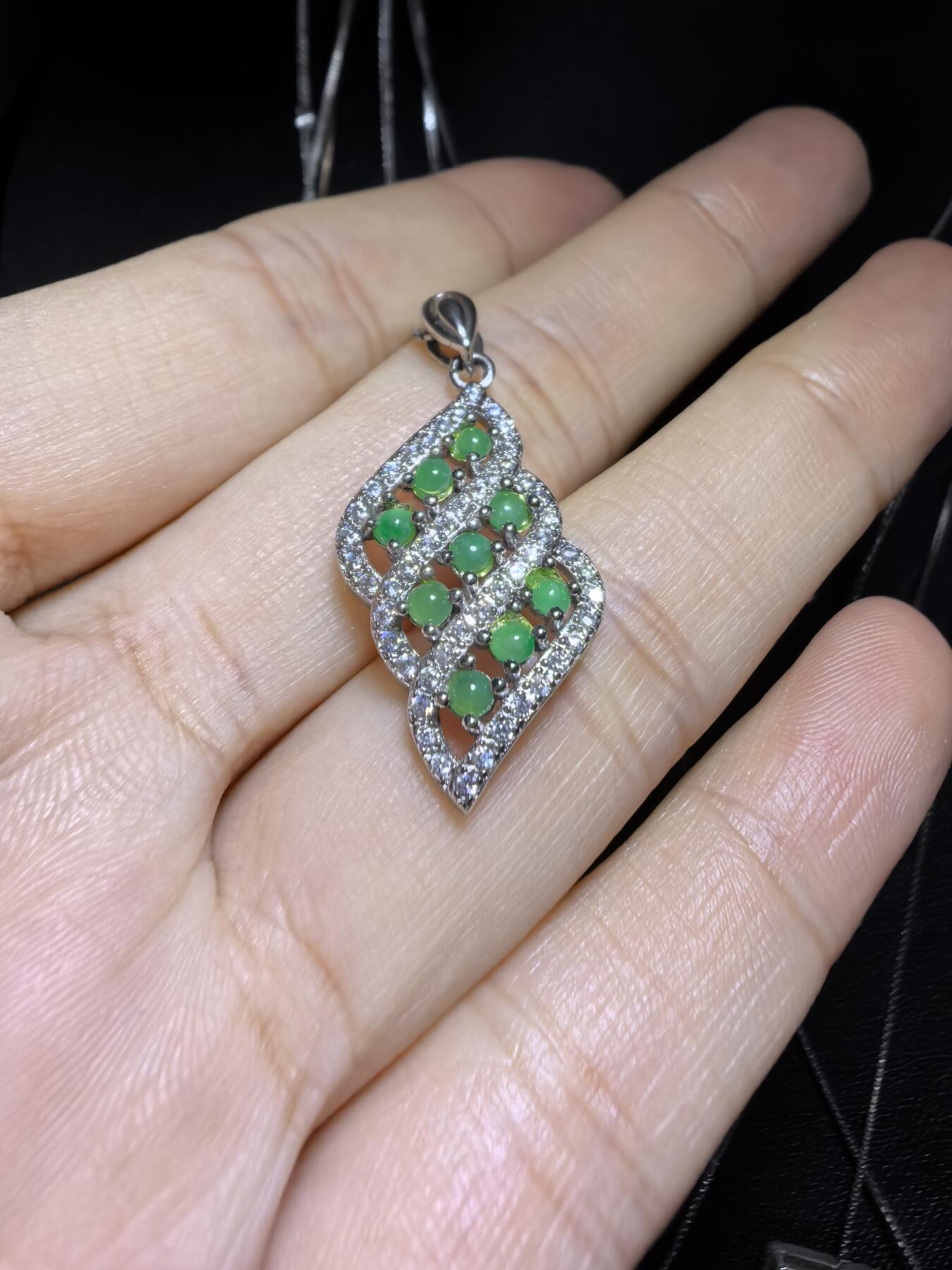 纯天然A货翡翠群镶挂件吊坠项链女款，尺寸：2.7cm*1.3cm实物实拍。