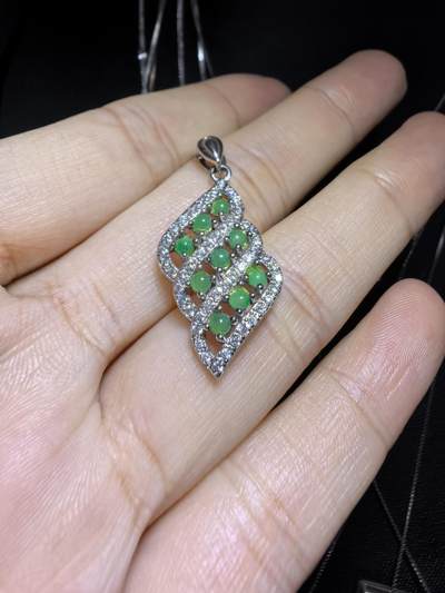 纯天然A货翡翠群镶挂件吊坠项链女款，尺寸：2.7cm*1.3cm实物实拍。