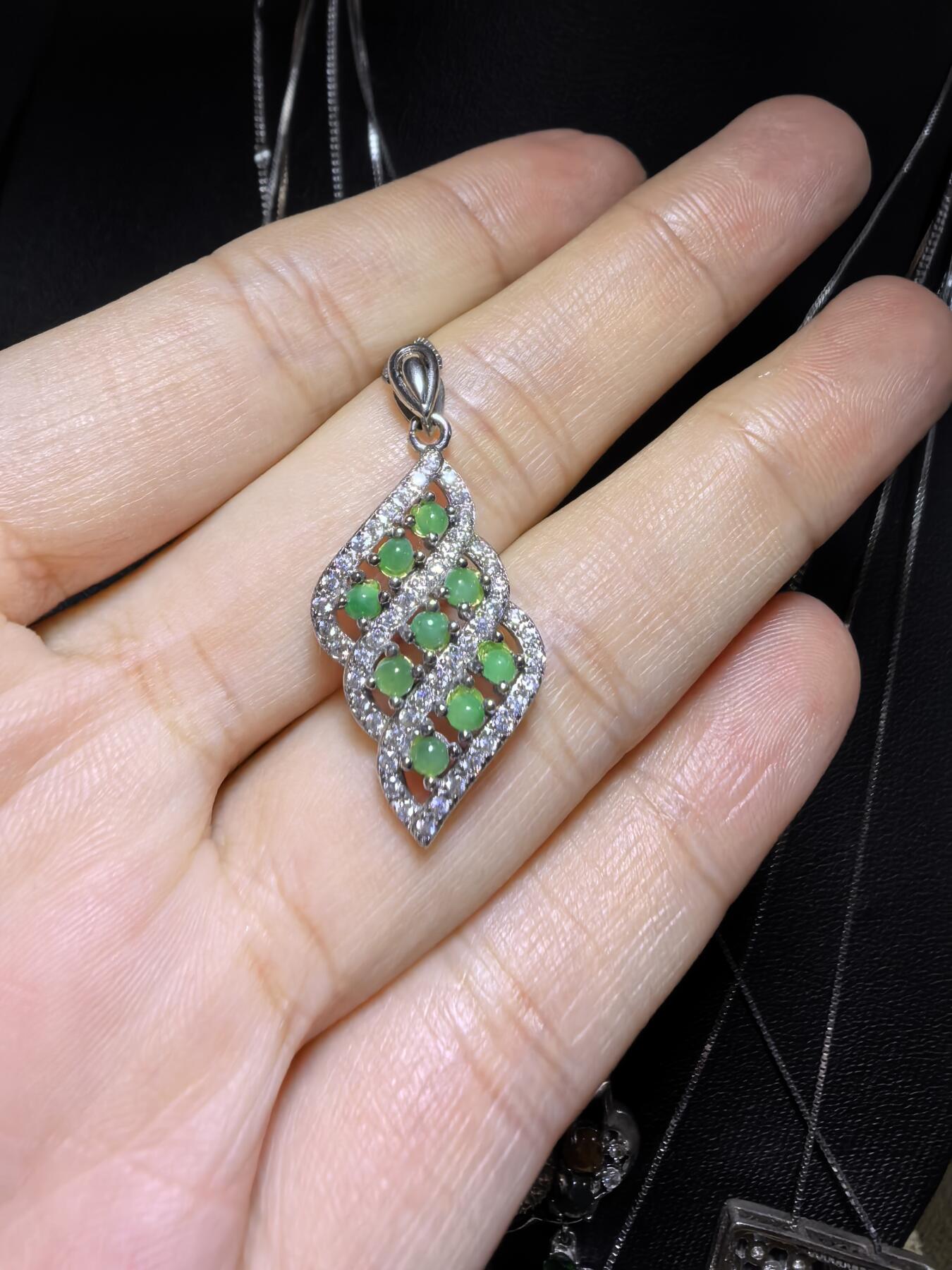纯天然A货翡翠群镶挂件吊坠项链女款，尺寸：2.7cm*1.3cm实物实拍。
