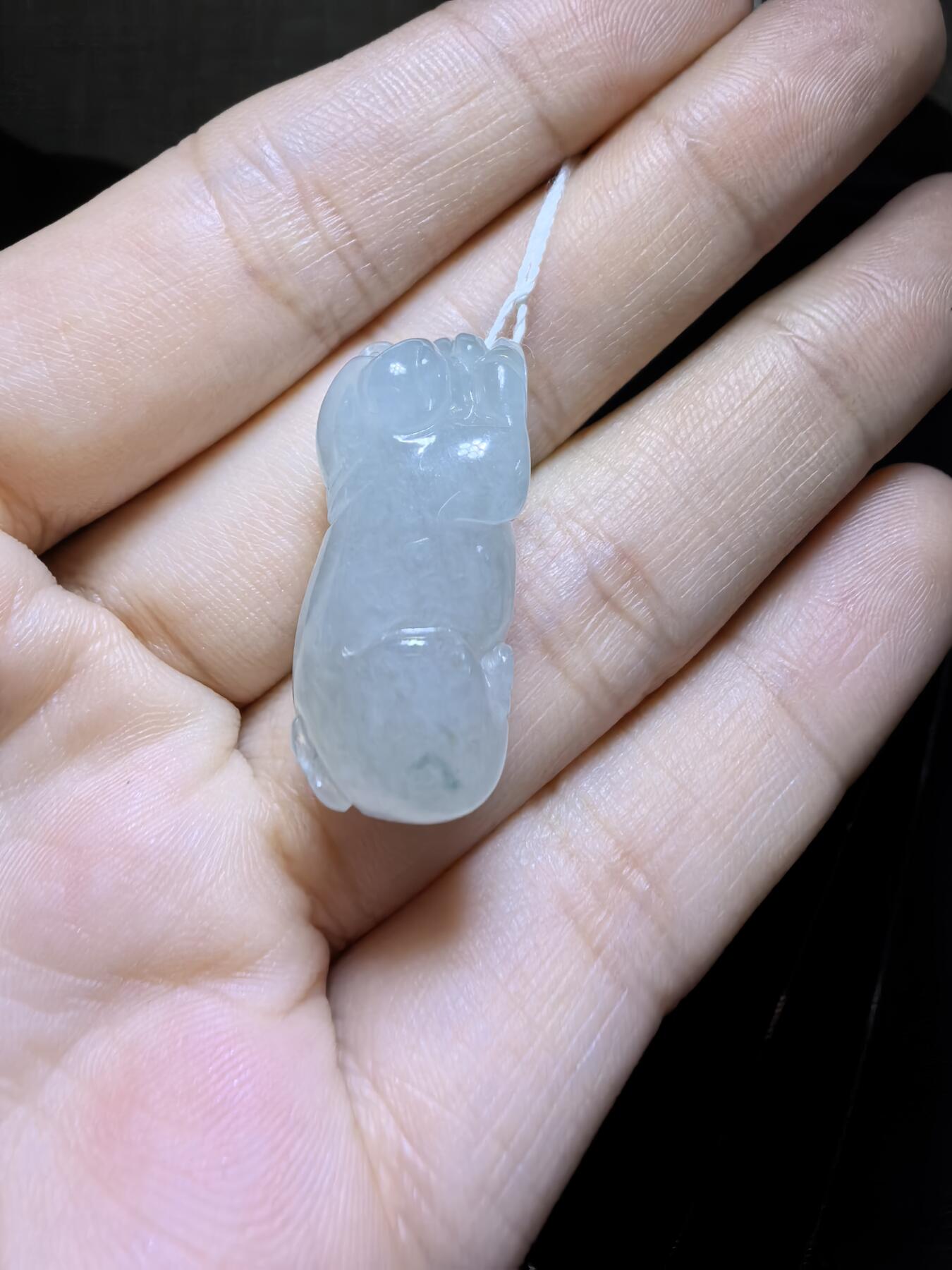纯天然翡翠老坑料冰晴福猪，水润冰透，精雕细琢，憨态可掬，小巧精致。尺寸：2.6cm*1.3cm*1.15cm实物实拍，所见即所得。