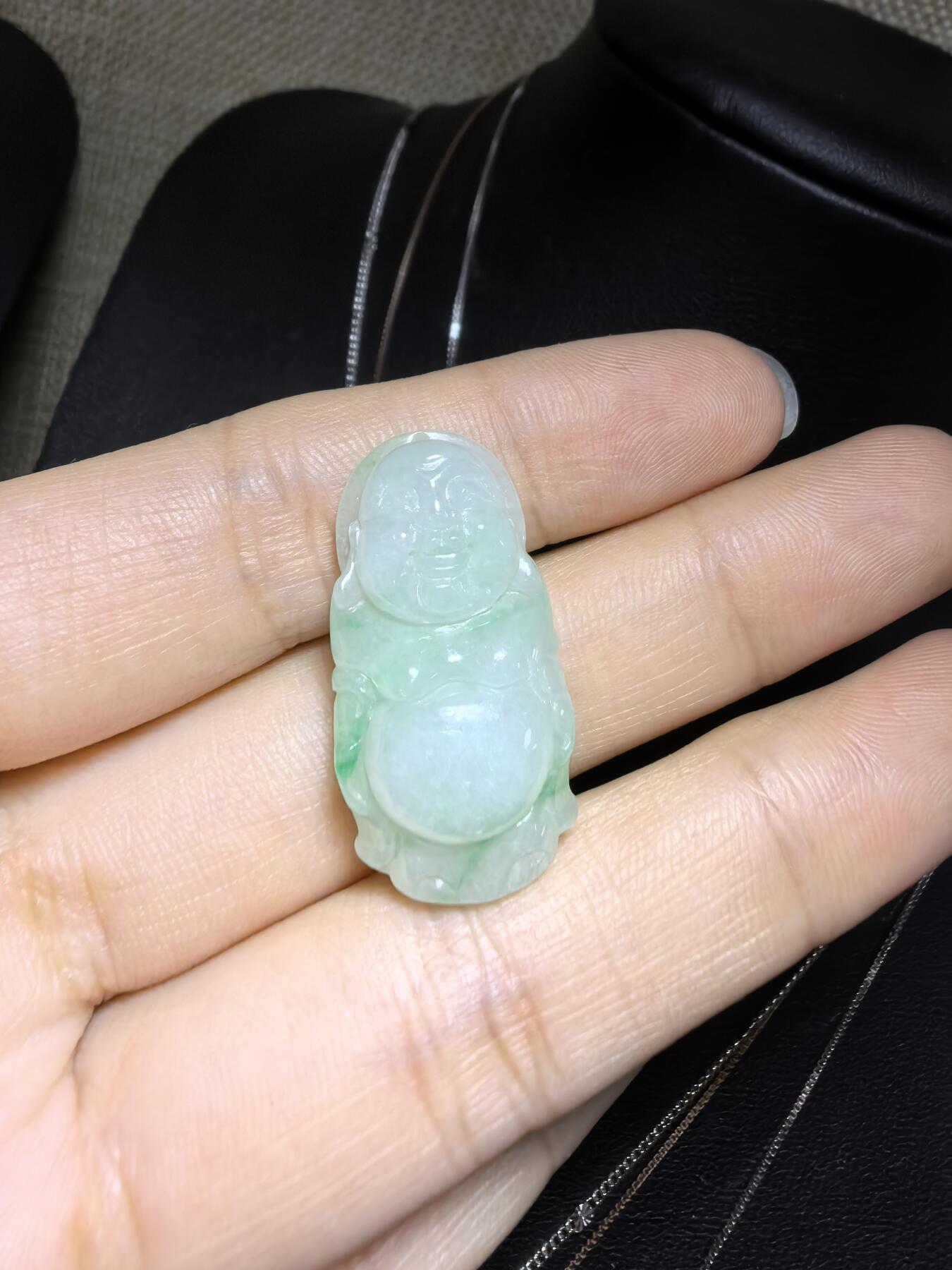 纯天然A货翡翠弥勒佛，老坑冰糯种，飘阳绿，料子干净清新。尺寸：2.9cm*1.5cm无杂无裂，实物实拍。