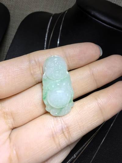 纯天然A货翡翠弥勒佛，老坑冰糯种，飘阳绿，料子干净清新。尺寸：2.9cm*1.5cm无杂无裂，实物实拍。