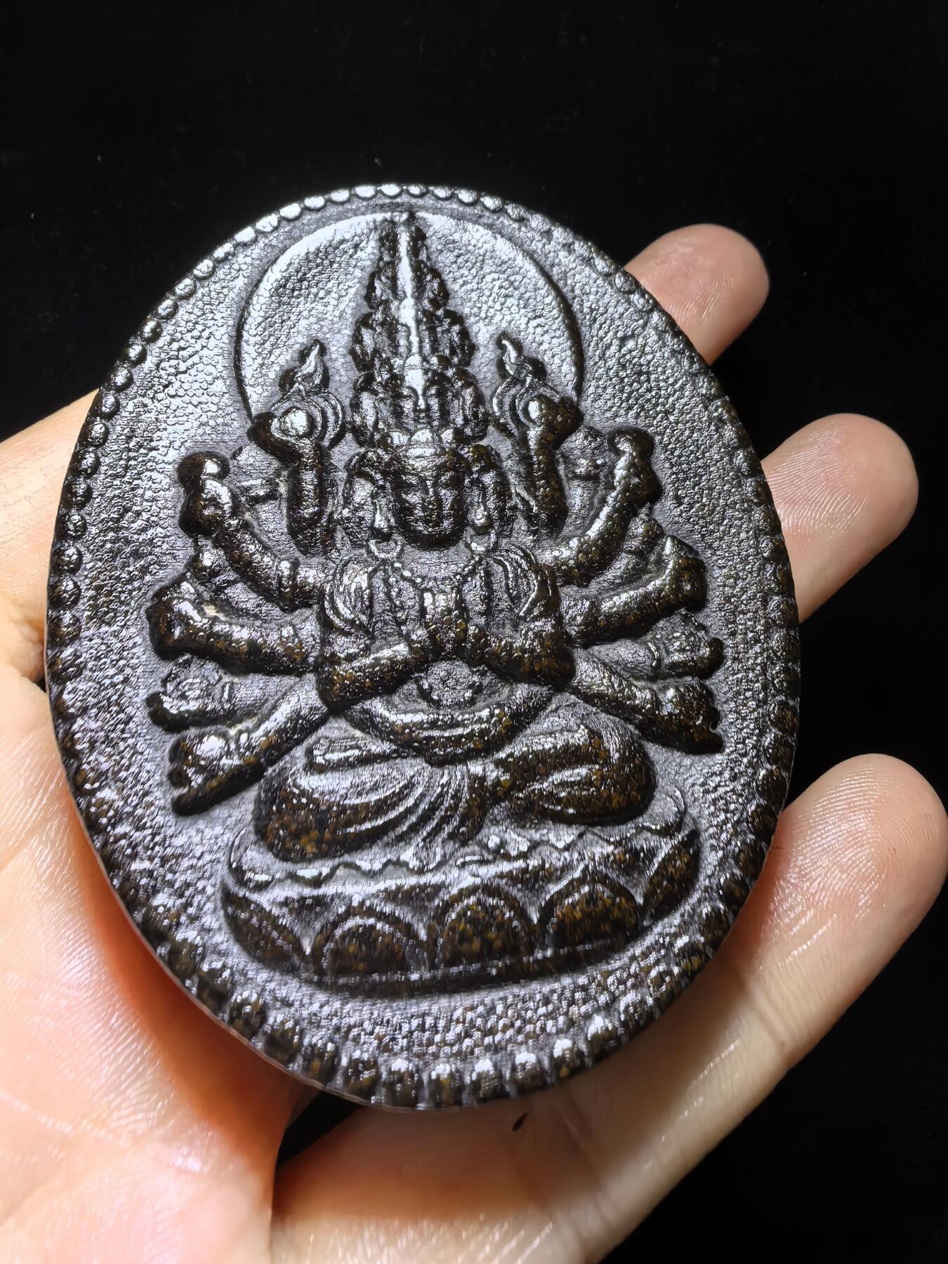 高端文玩，千手观音双面精雕男款吊坠挂件牌。尺寸：6.5cm*5.3cm*1.2cm