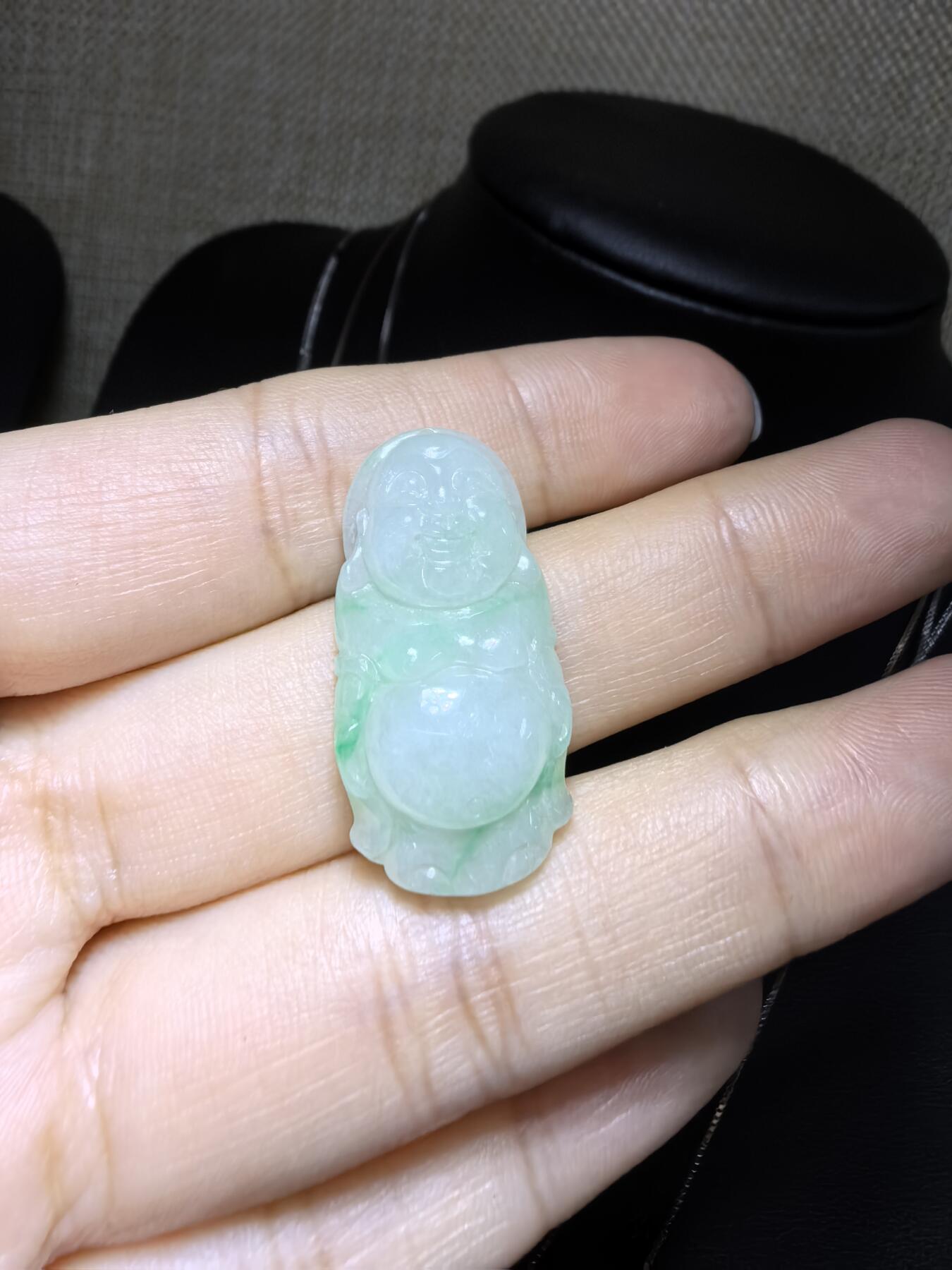 纯天然A货翡翠弥勒佛，老坑冰糯种，飘阳绿，料子干净清新。尺寸：2.9cm*1.5cm无杂无裂，实物实拍。