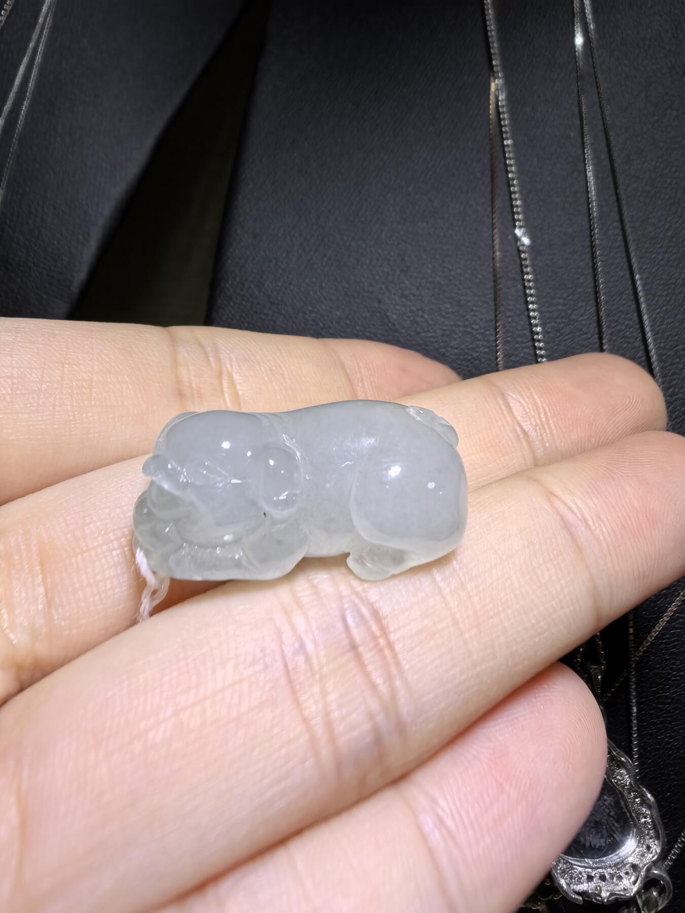 纯天然翡翠老坑料冰晴福猪，水润冰透，精雕细琢，憨态可掬，小巧精致。尺寸：2.6cm*1.3cm*1.15cm实物实拍，所见即所得。