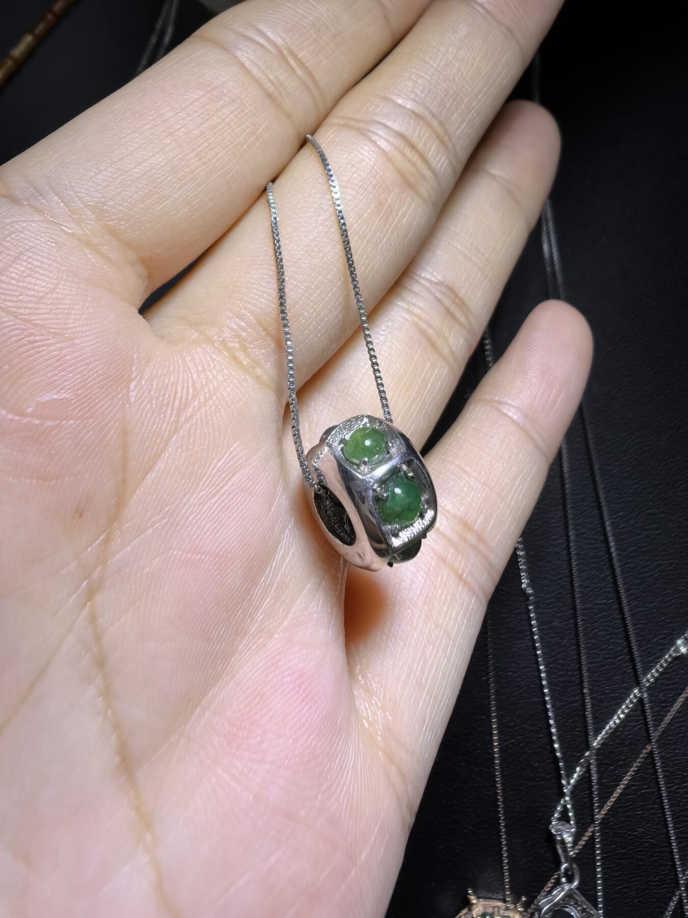 纯天然A货翡翠路路通吊坠项链女款，尺寸：1.3cm*0.8cm。银镶。