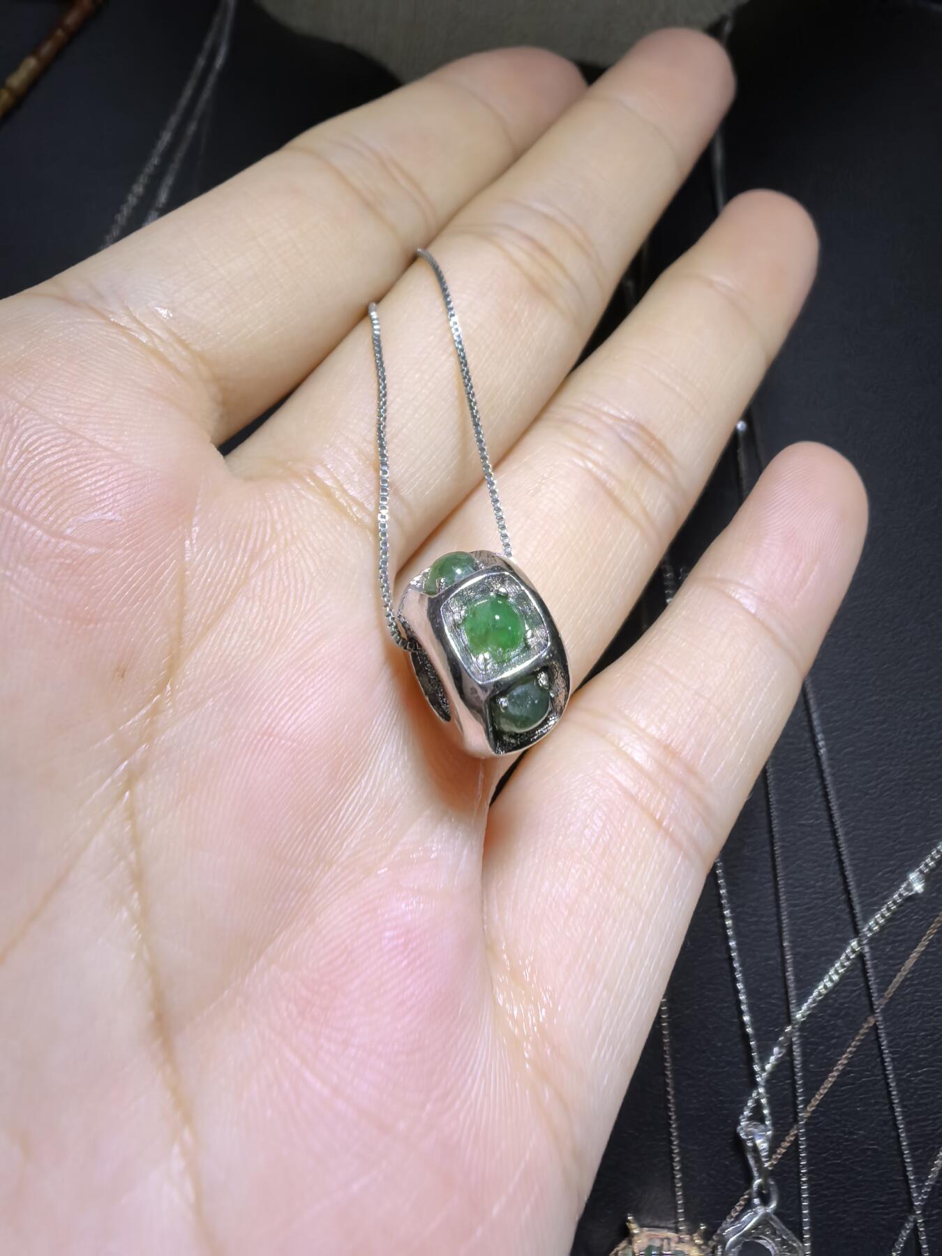 纯天然A货翡翠路路通吊坠项链女款，尺寸：1.3cm*0.8cm。银镶。