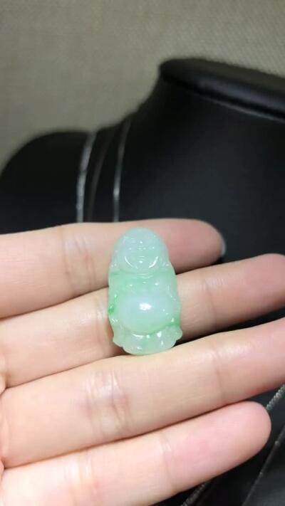 纯天然A货翡翠弥勒佛，老坑冰糯种，飘阳绿，料子干净清新。尺寸：2.9cm*1.5cm无杂无裂，实物实拍。