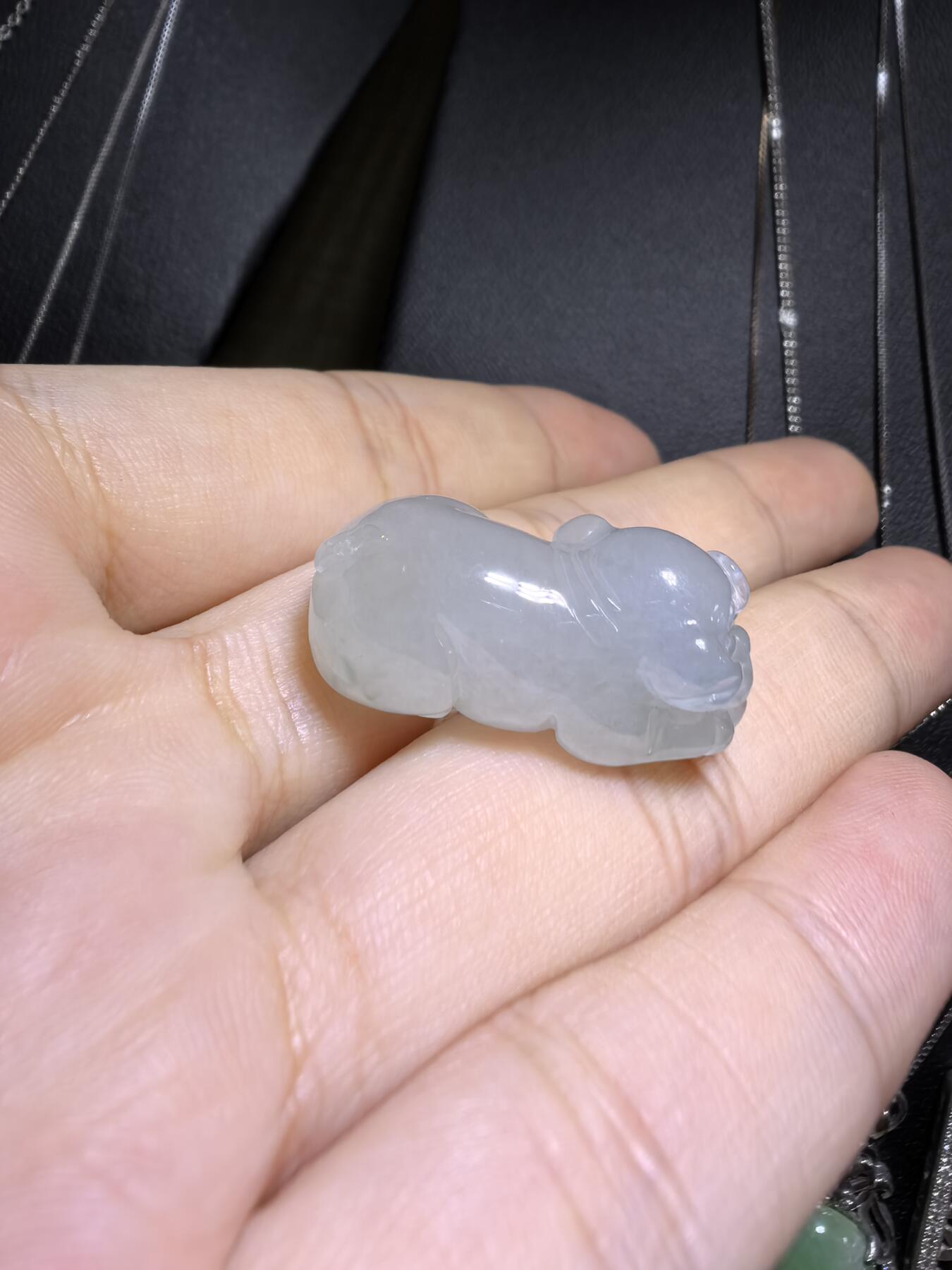 纯天然翡翠老坑料冰晴福猪，水润冰透，精雕细琢，憨态可掬，小巧精致。尺寸：2.6cm*1.3cm*1.15cm实物实拍，所见即所得。