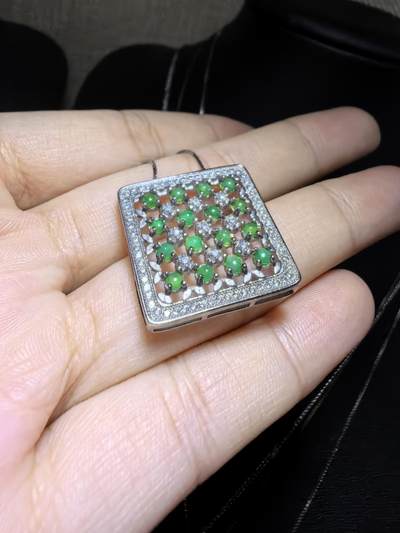 纯天然A货翡翠群镶吊坠挂件项链女款，裸石颗颗精选，佩戴个性优雅。尺寸：2.2cm*0.4cm