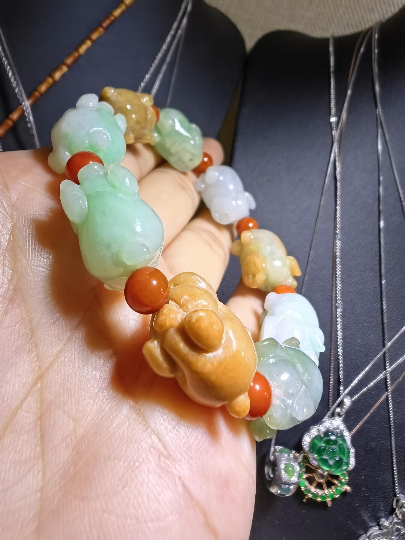 纯天然A货翡翠多宝福猪手串男女款，雕工精湛，憨态可掬，尺寸：1.7cm*1.2cm*1.3cm