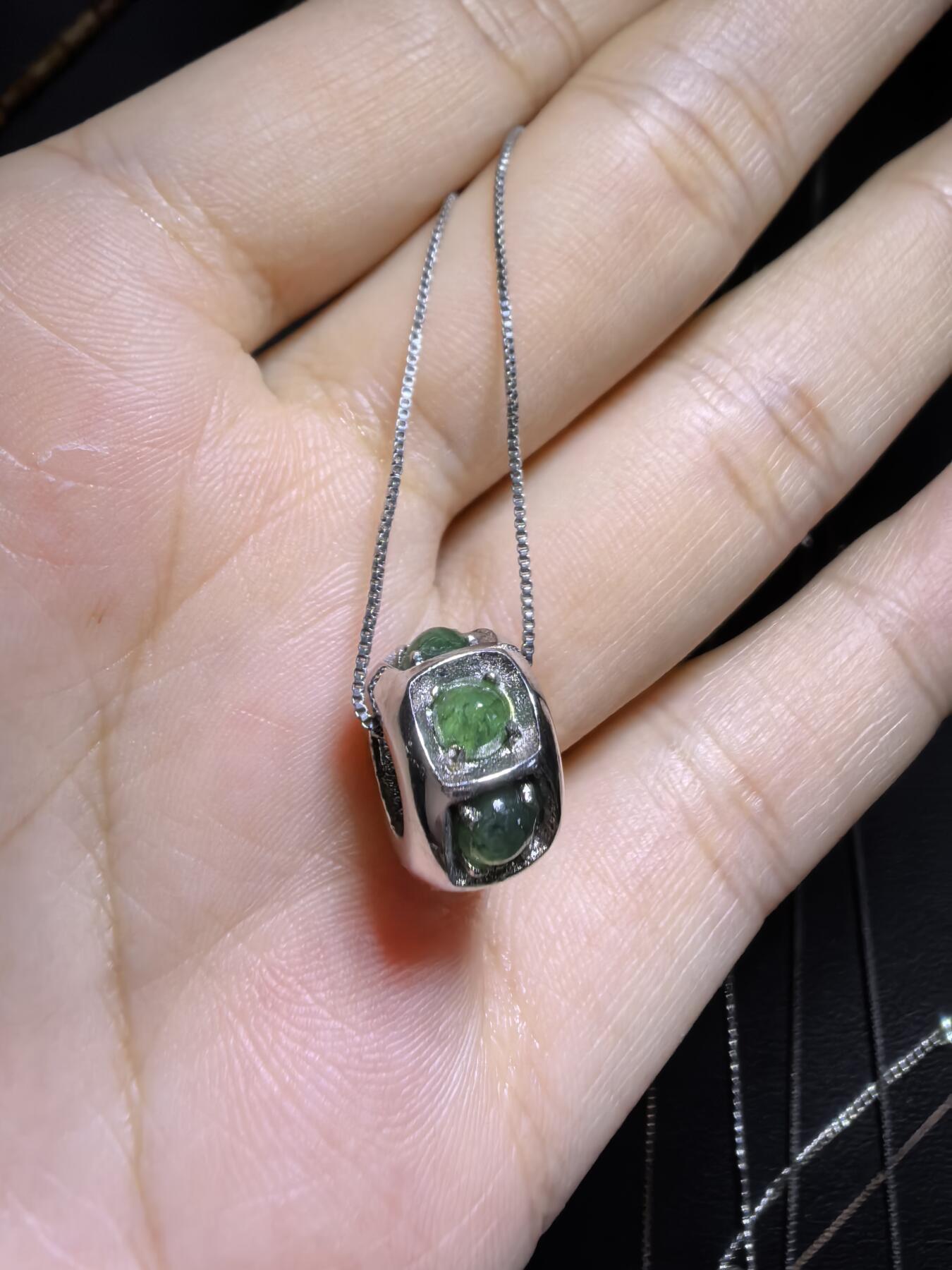 纯天然A货翡翠路路通吊坠项链女款，尺寸：1.3cm*0.8cm。银镶。
