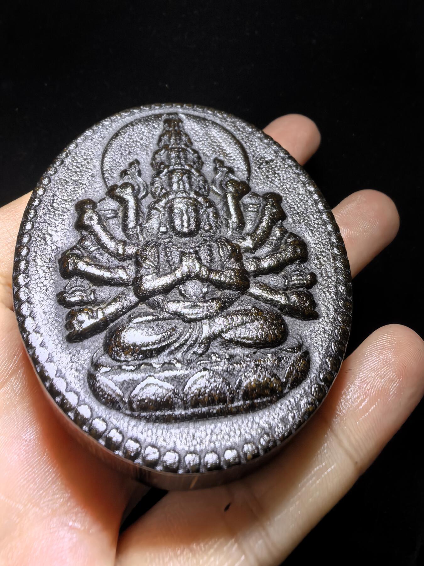 高端文玩，千手观音双面精雕男款吊坠挂件牌。尺寸：6.5cm*5.3cm*1.2cm
