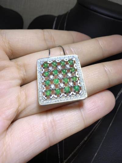 纯天然A货翡翠群镶吊坠挂件项链女款，裸石颗颗精选，佩戴个性优雅。尺寸：2.2cm*0.4cm