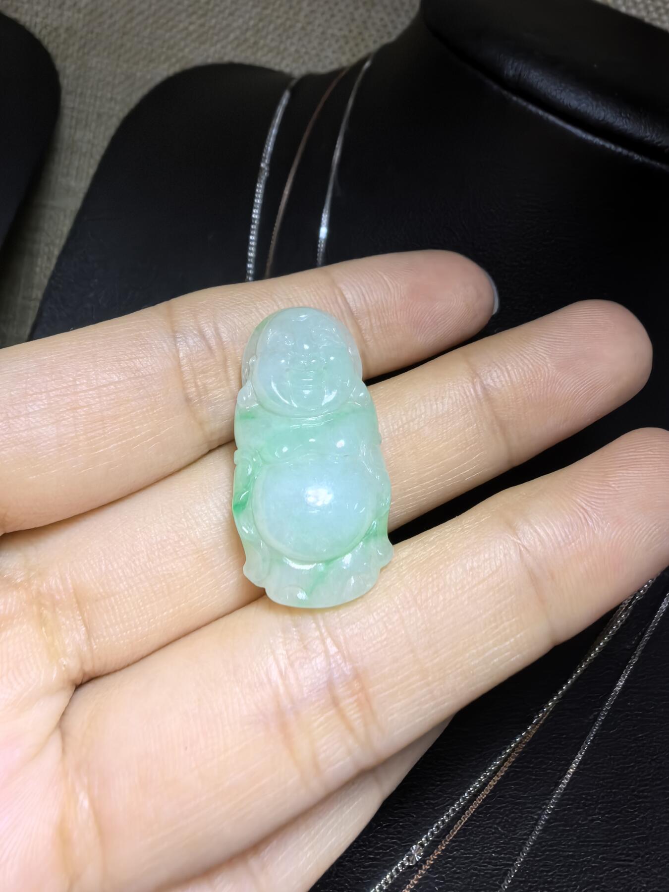 纯天然A货翡翠弥勒佛，老坑冰糯种，飘阳绿，料子干净清新。尺寸：2.9cm*1.5cm无杂无裂，实物实拍。