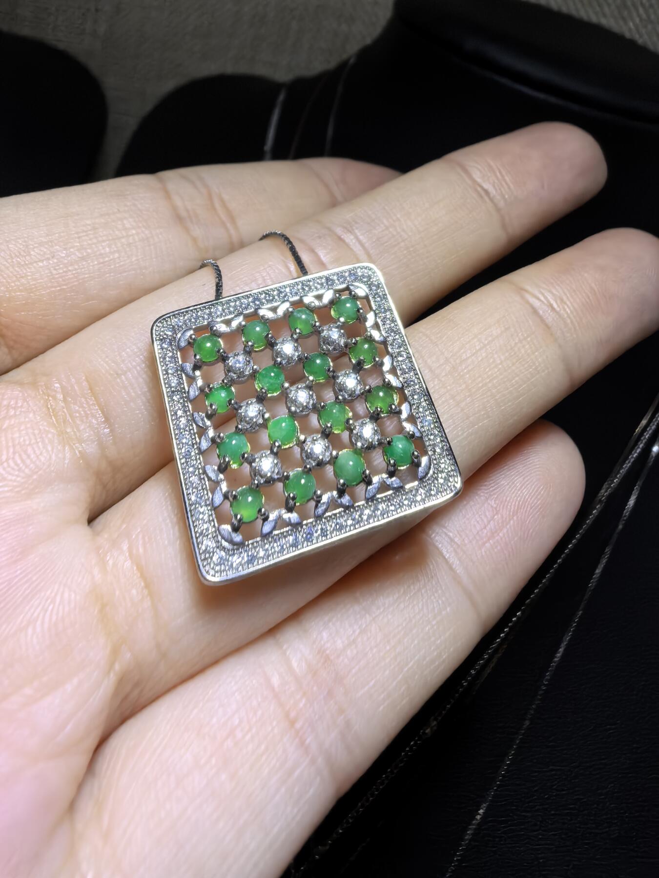 纯天然A货翡翠群镶吊坠挂件项链女款，裸石颗颗精选，佩戴个性优雅。尺寸：2.2cm*0.4cm