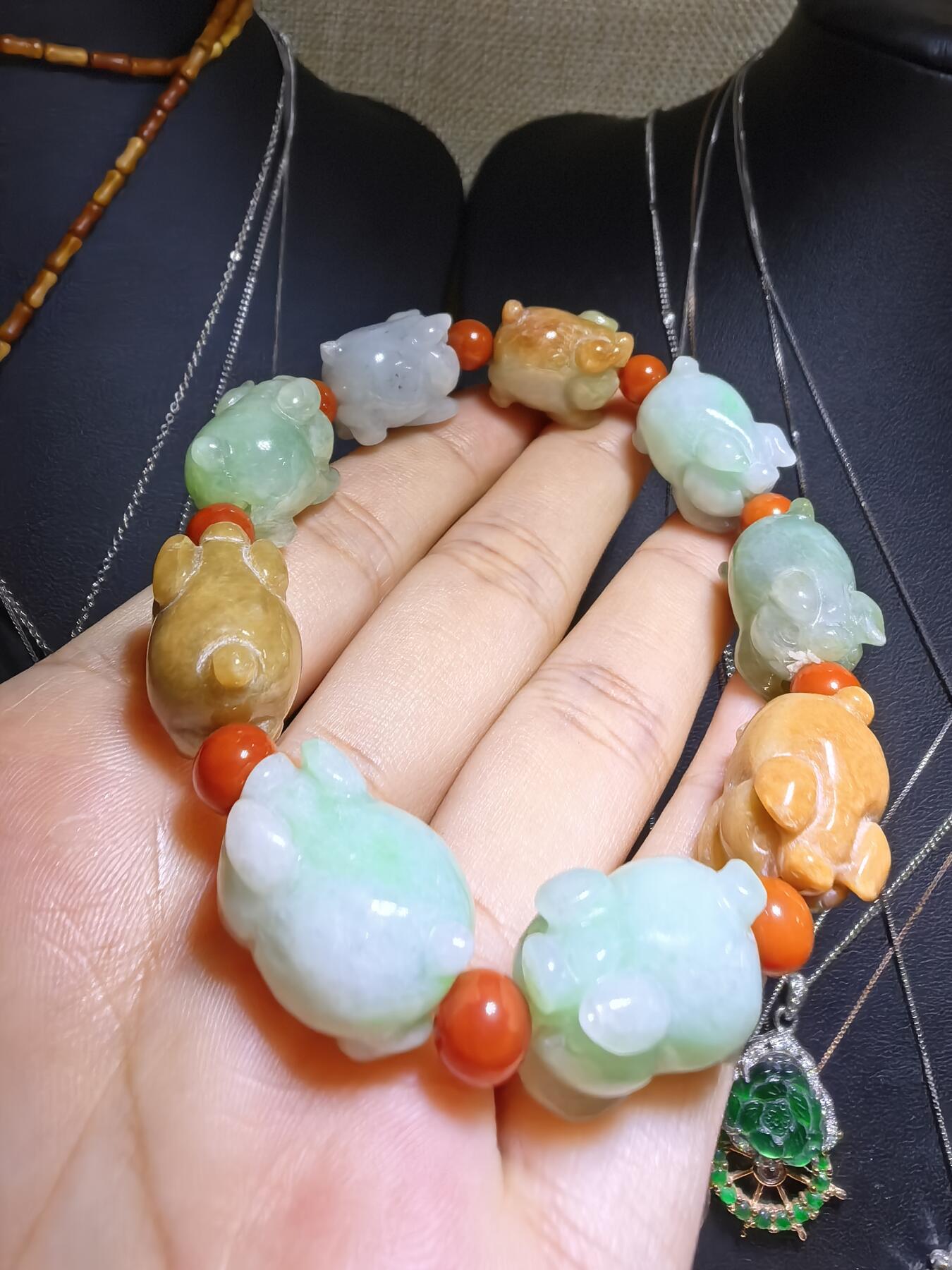 纯天然A货翡翠多宝福猪手串男女款，雕工精湛，憨态可掬，尺寸：1.7cm*1.2cm*1.3cm