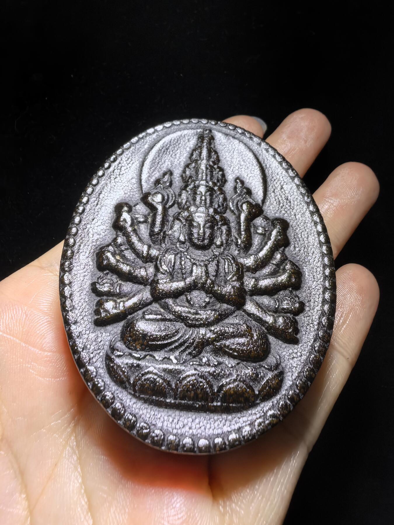 高端文玩，千手观音双面精雕男款吊坠挂件牌。尺寸：6.5cm*5.3cm*1.2cm