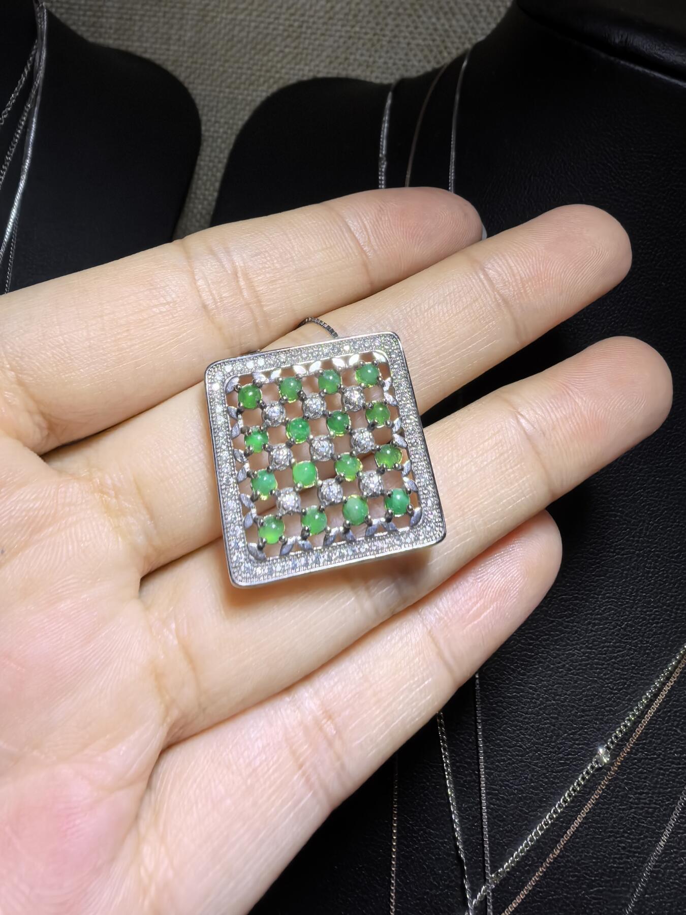 纯天然A货翡翠群镶吊坠挂件项链女款，裸石颗颗精选，佩戴个性优雅。尺寸：2.2cm*0.4cm