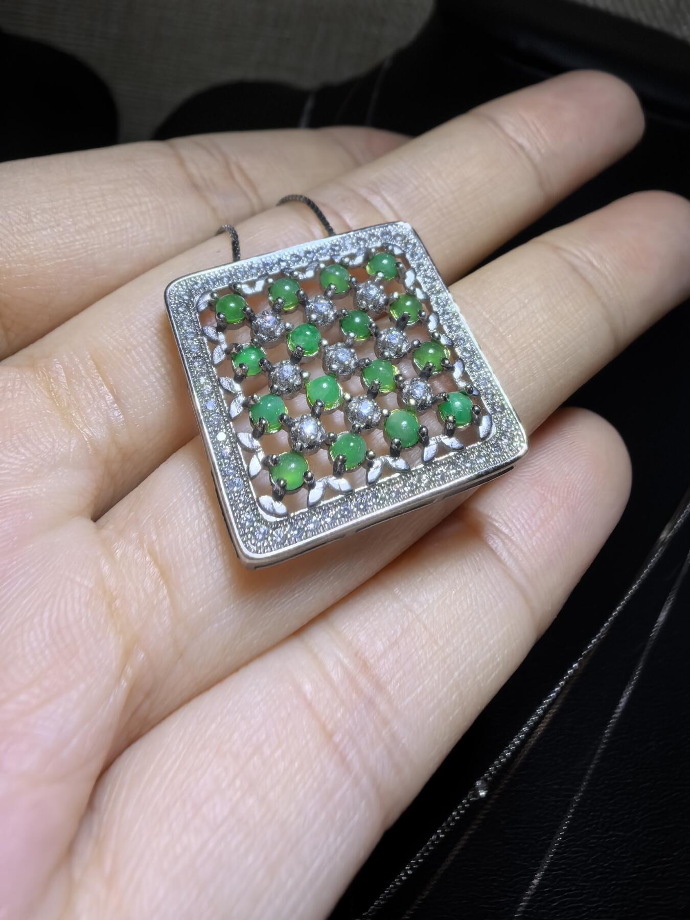 纯天然A货翡翠群镶吊坠挂件项链女款，裸石颗颗精选，佩戴个性优雅。尺寸：2.2cm*0.4cm