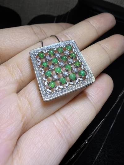 纯天然A货翡翠群镶吊坠挂件项链女款，裸石颗颗精选，佩戴个性优雅。尺寸：2.2cm*0.4cm