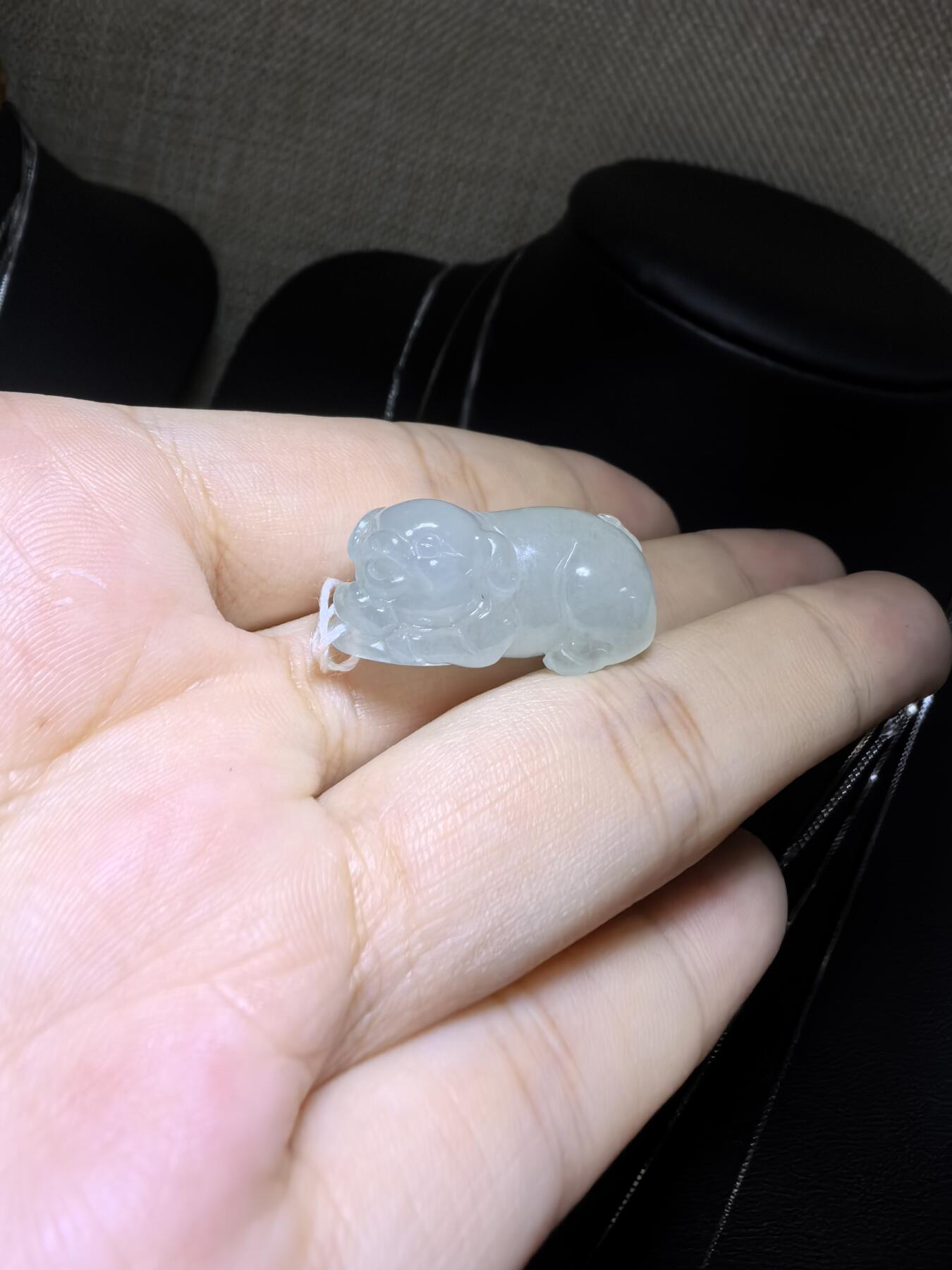 纯天然翡翠老坑料冰晴福猪，水润冰透，精雕细琢，憨态可掬，小巧精致。尺寸：2.6cm*1.3cm*1.15cm实物实拍，所见即所得。