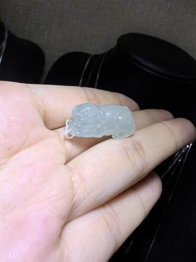 纯天然翡翠老坑料冰晴福猪，水润冰透，精雕细琢，憨态可掬，小巧精致。尺寸：2.6cm*1.3cm*1.15cm实物实拍，所见即所得。