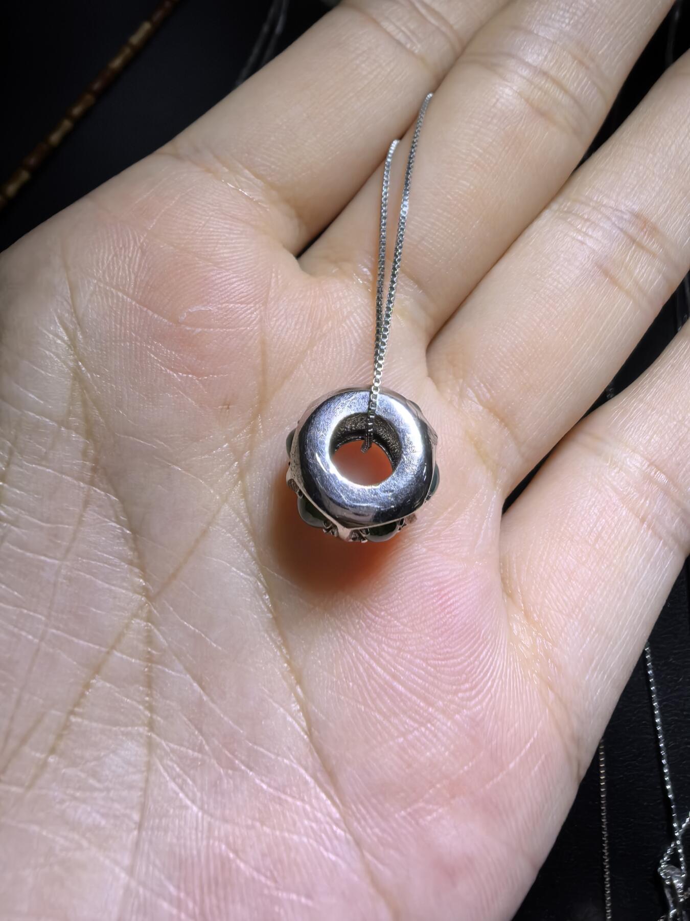 纯天然A货翡翠路路通吊坠项链女款，尺寸：1.3cm*0.8cm。银镶。