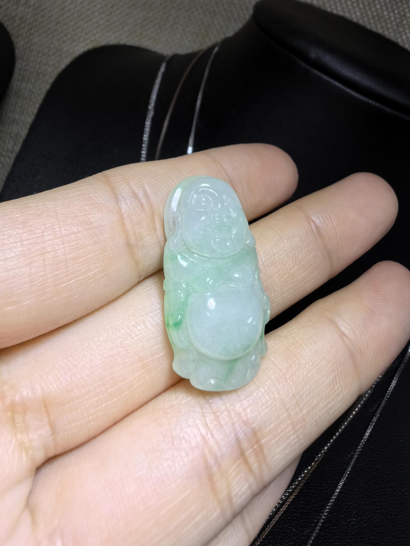 纯天然A货翡翠弥勒佛，老坑冰糯种，飘阳绿，料子干净清新。尺寸：2.9cm*1.5cm无杂无裂，实物实拍。