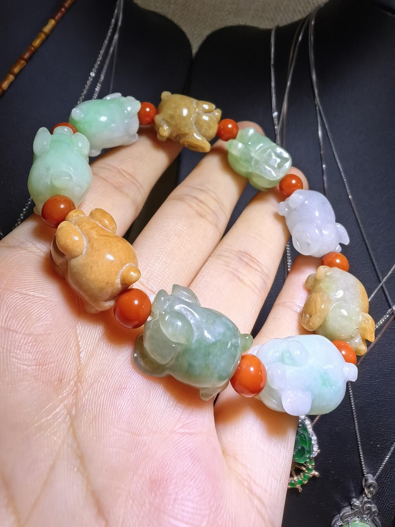 纯天然A货翡翠多宝福猪手串男女款，雕工精湛，憨态可掬，尺寸：1.7cm*1.2cm*1.3cm
