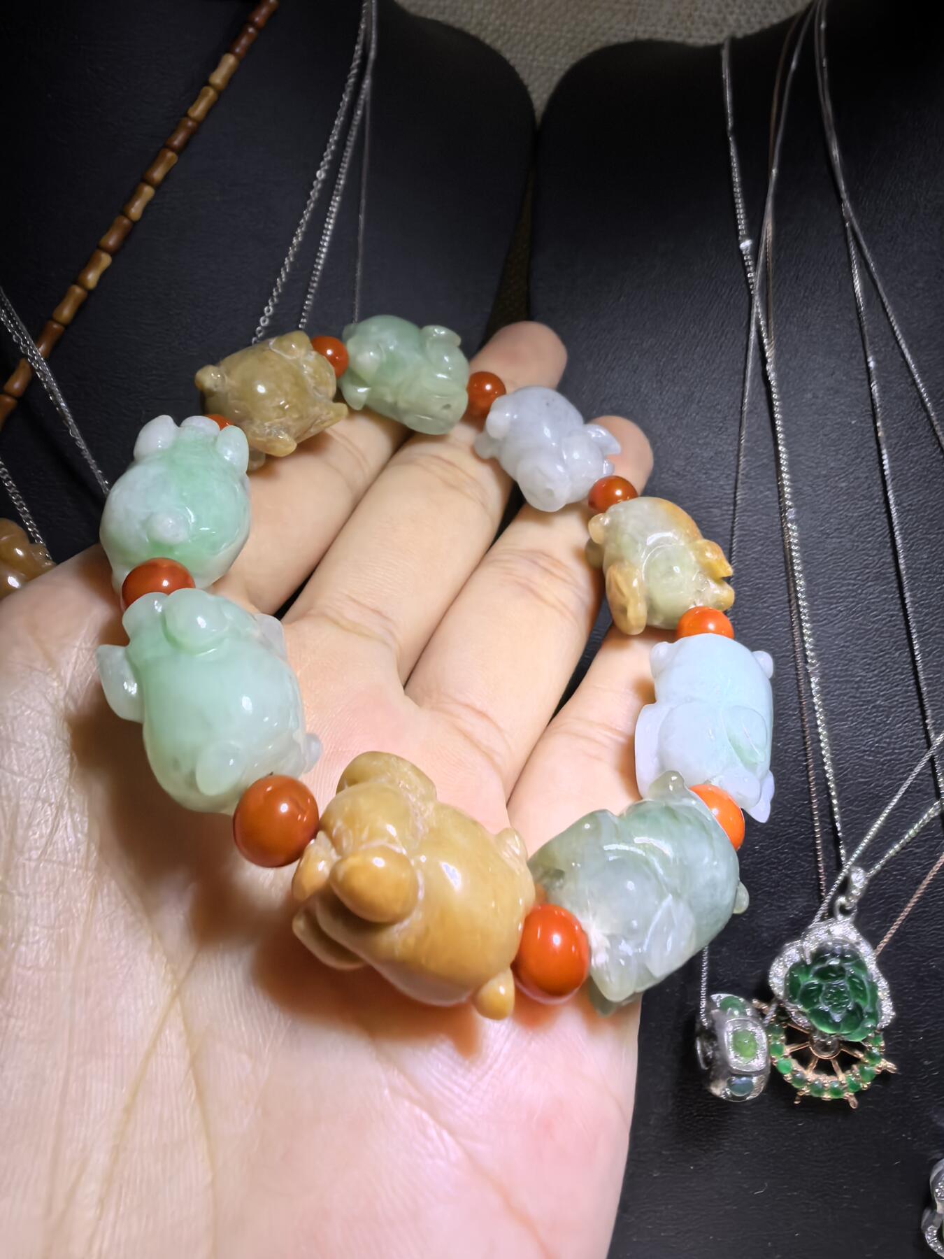 纯天然A货翡翠多宝福猪手串男女款，雕工精湛，憨态可掬，尺寸：1.7cm*1.2cm*1.3cm