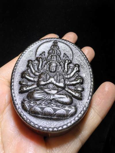 高端文玩，千手观音双面精雕男款吊坠挂件牌。尺寸：6.5cm*5.3cm*1.2cm