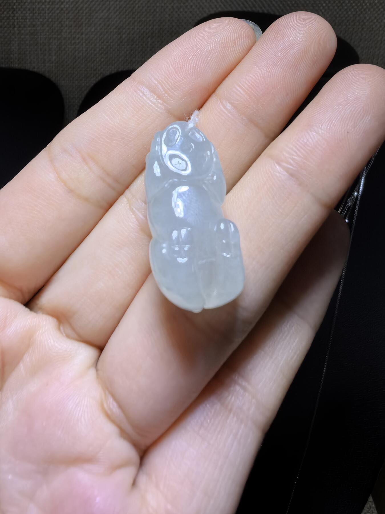 纯天然翡翠老坑料冰晴福猪，水润冰透，精雕细琢，憨态可掬，小巧精致。尺寸：2.6cm*1.3cm*1.15cm实物实拍，所见即所得。