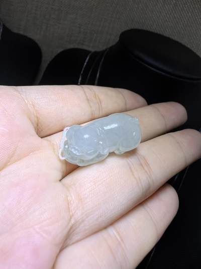 纯天然翡翠老坑料冰晴福猪，水润冰透，精雕细琢，憨态可掬，小巧精致。尺寸：2.6cm*1.3cm*1.15cm实物实拍，所见即所得。