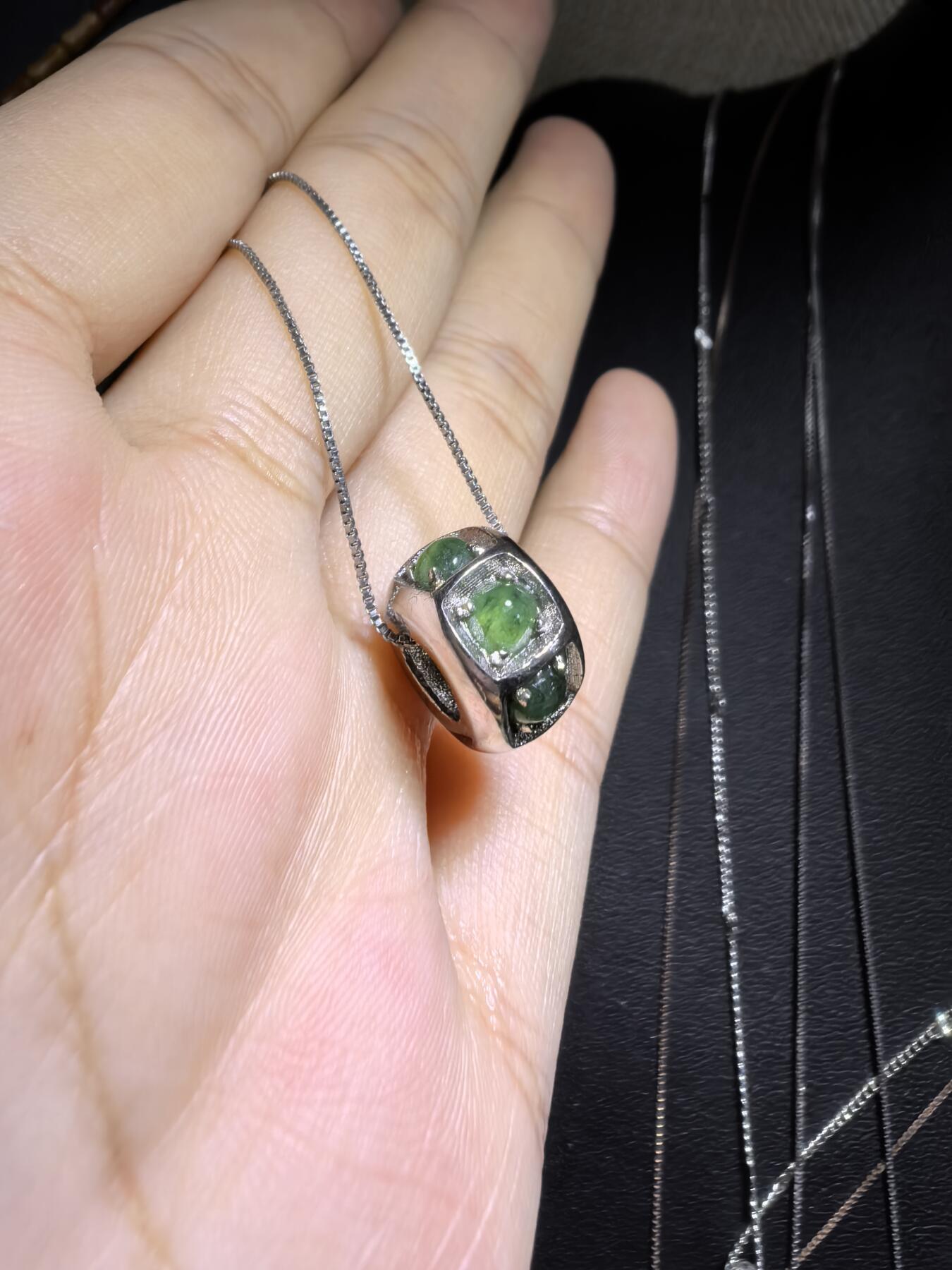 纯天然A货翡翠路路通吊坠项链女款，尺寸：1.3cm*0.8cm。银镶。