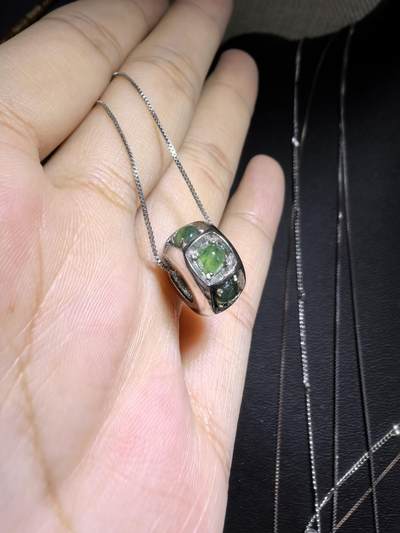 纯天然A货翡翠路路通吊坠项链女款，尺寸：1.3cm*0.8cm。银镶。