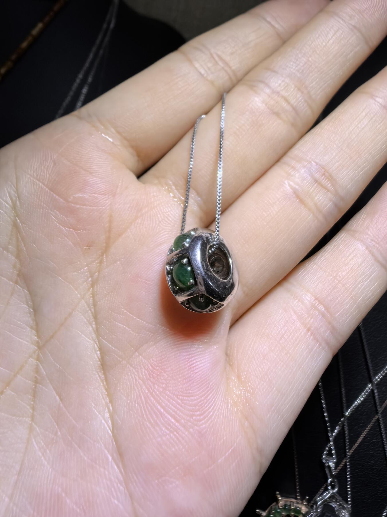 纯天然A货翡翠路路通吊坠项链女款，尺寸：1.3cm*0.8cm。银镶。