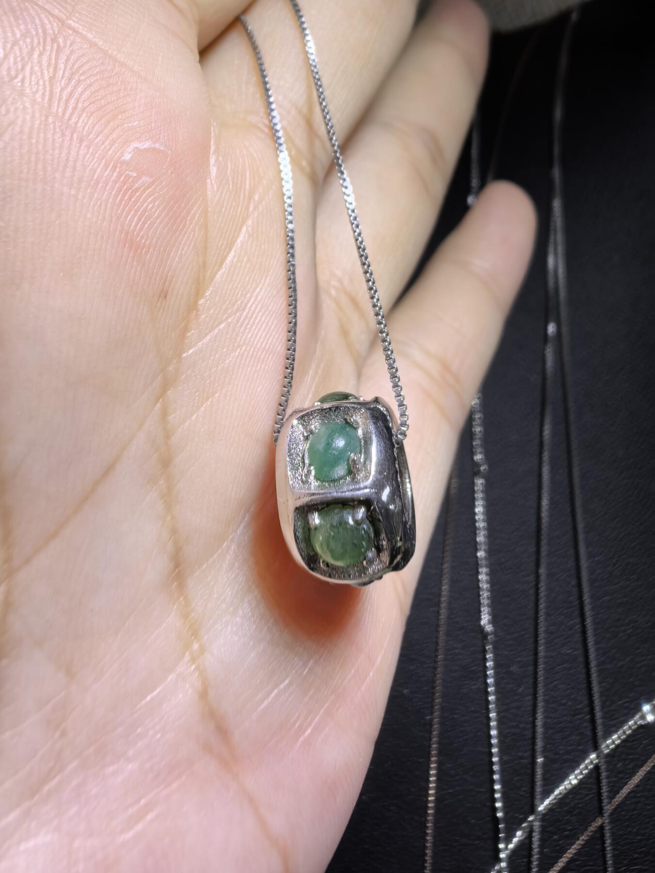 纯天然A货翡翠路路通吊坠项链女款，尺寸：1.3cm*0.8cm。银镶。