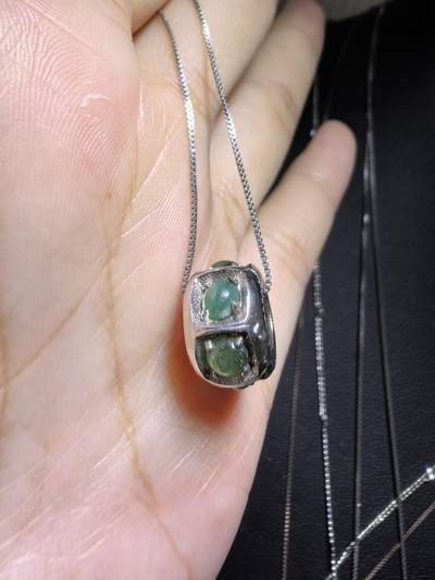 纯天然A货翡翠路路通吊坠项链女款，尺寸：1.3cm*0.8cm。银镶。