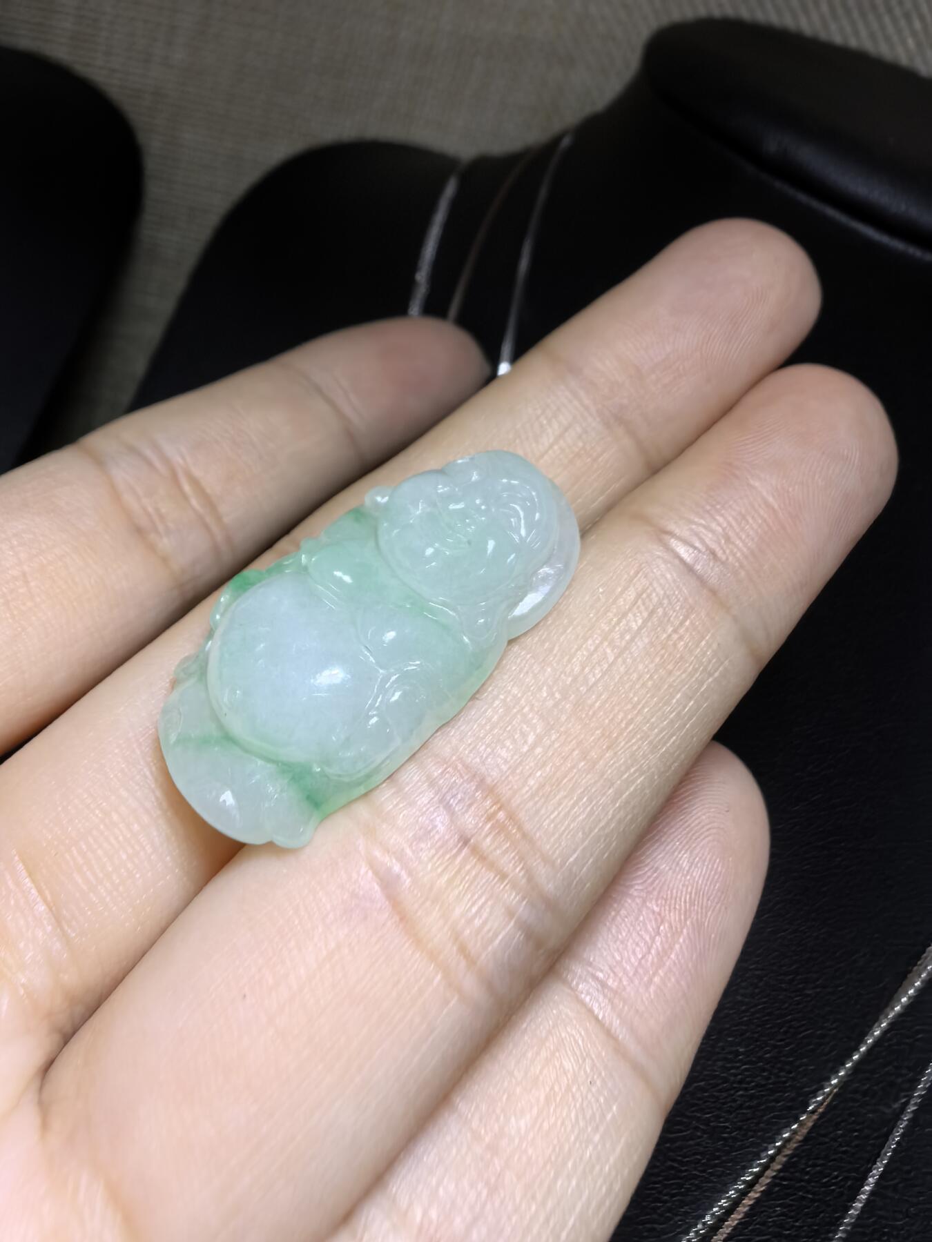 纯天然A货翡翠弥勒佛，老坑冰糯种，飘阳绿，料子干净清新。尺寸：2.9cm*1.5cm无杂无裂，实物实拍。