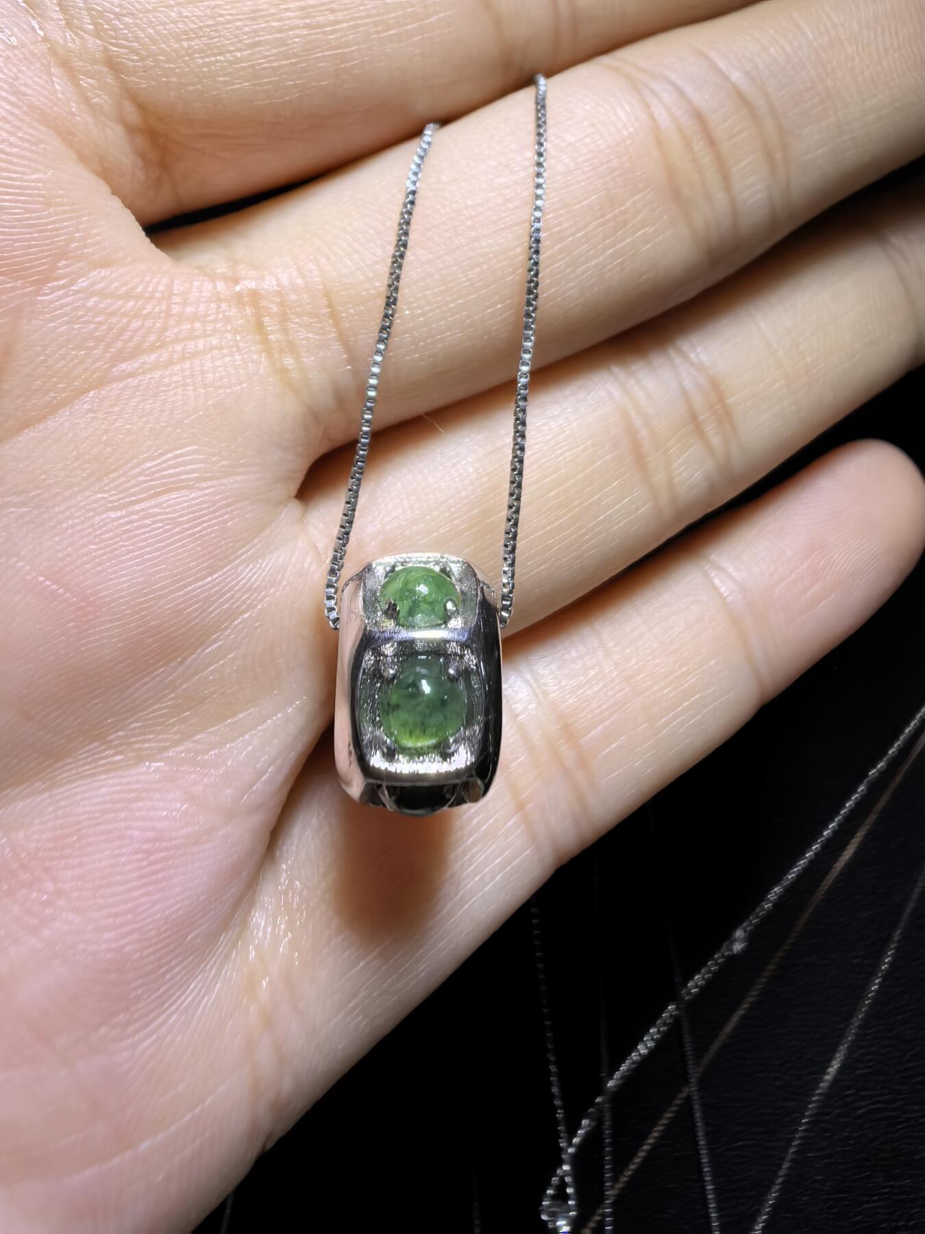 纯天然A货翡翠路路通吊坠项链女款，尺寸：1.3cm*0.8cm。银镶。