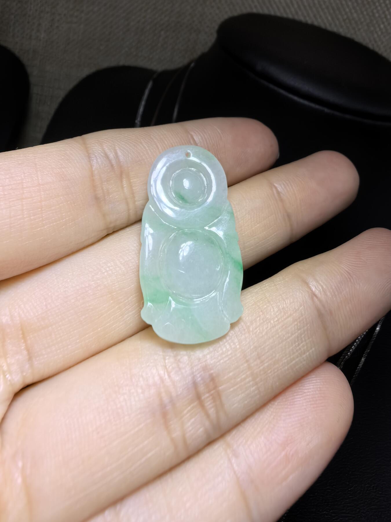 纯天然A货翡翠弥勒佛，老坑冰糯种，飘阳绿，料子干净清新。尺寸：2.9cm*1.5cm无杂无裂，实物实拍。