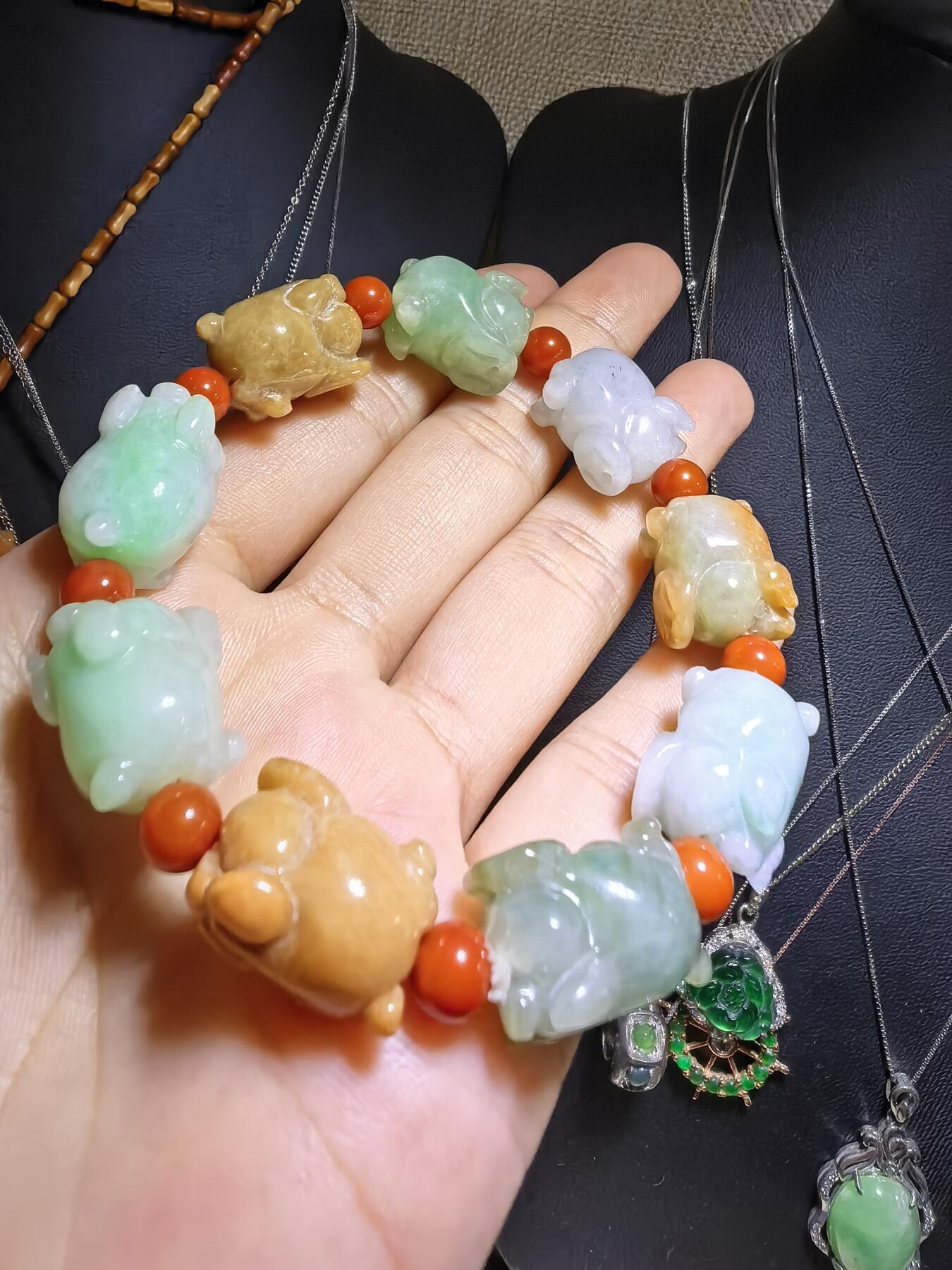 纯天然A货翡翠多宝福猪手串男女款，雕工精湛，憨态可掬，尺寸：1.7cm*1.2cm*1.3cm
