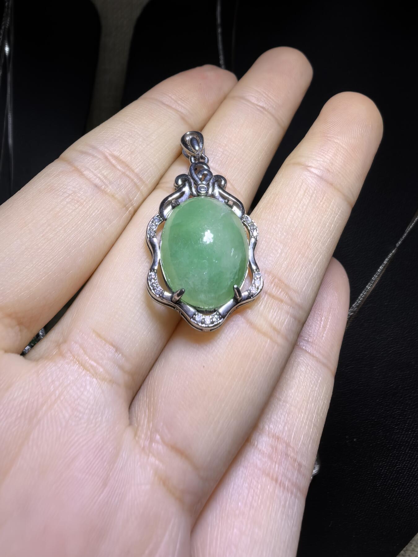 纯天然A货翡翠蛋面吊坠挂件项链女款，背部微棉随佩戴时间可逐渐消失。银镶，尺寸含镶嵌：2.8cm*1.7cm*0.7cm