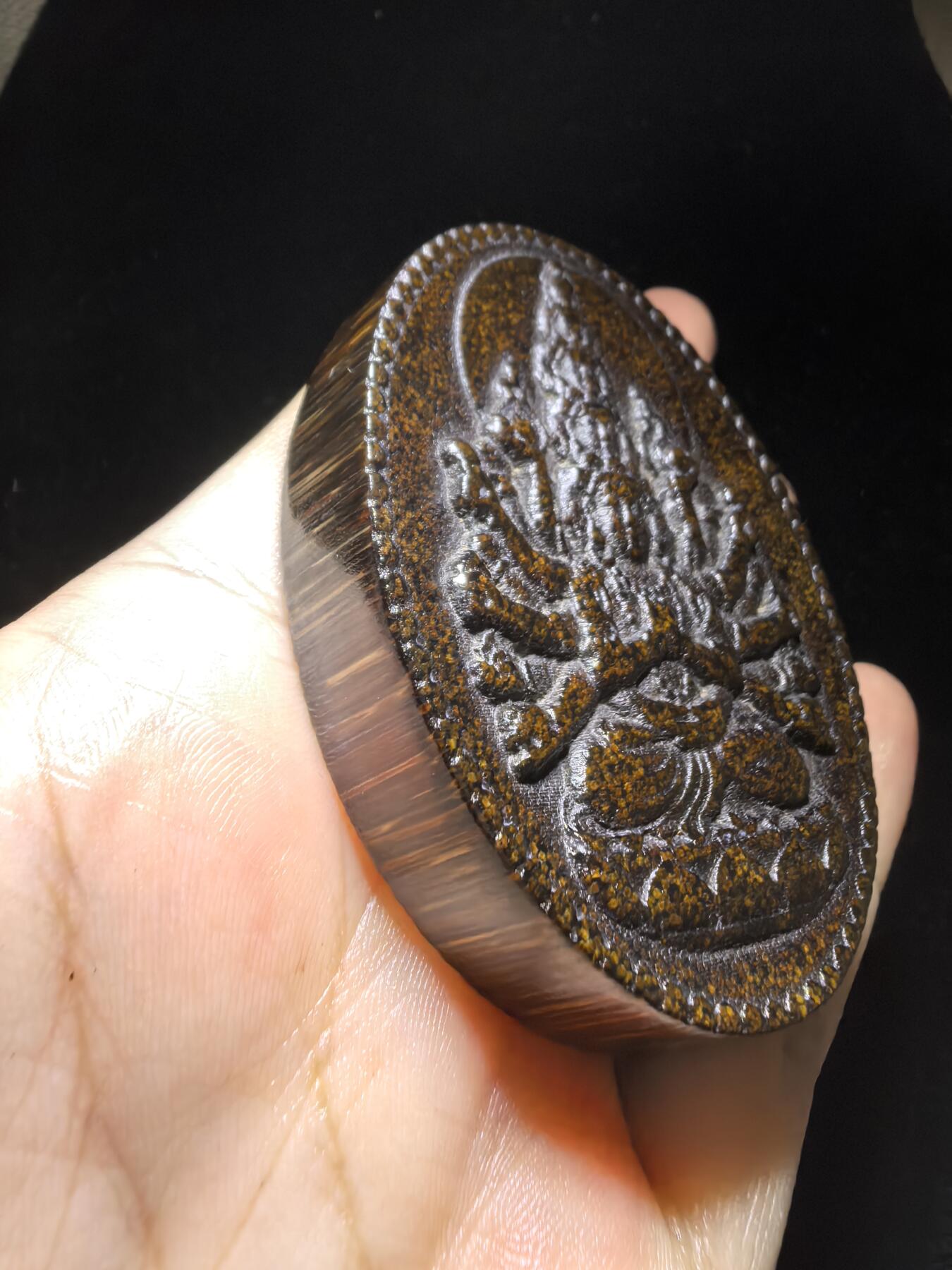 高端文玩，千手观音双面精雕男款吊坠挂件牌。尺寸：6.5cm*5.3cm*1.2cm