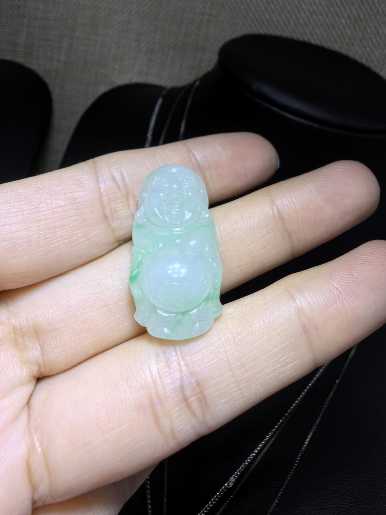 纯天然A货翡翠弥勒佛，老坑冰糯种，飘阳绿，料子干净清新。尺寸：2.9cm*1.5cm无杂无裂，实物实拍。