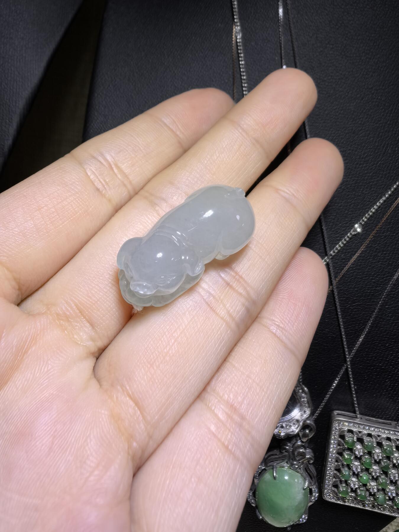 纯天然翡翠老坑料冰晴福猪，水润冰透，精雕细琢，憨态可掬，小巧精致。尺寸：2.6cm*1.3cm*1.15cm实物实拍，所见即所得。