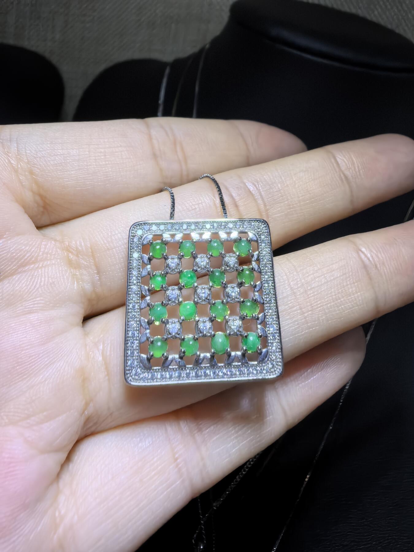 纯天然A货翡翠群镶吊坠挂件项链女款，裸石颗颗精选，佩戴个性优雅。尺寸：2.2cm*0.4cm